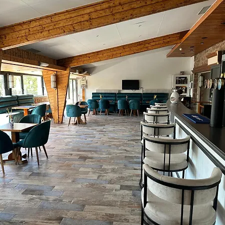 Hotel Parc Les Cigognes 3*